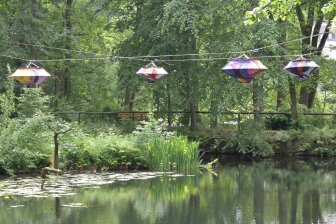Das Kunstwerk „Color Floating“ der Künstlerin Nevin Aladağ im Austelpark in Zwönitz ist neu bespannt worden.