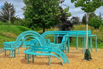 "Modified Social Bench for Jahnsdorf #1" von Jeppe Hein in Jahnsdorf aus diesem Jahr.