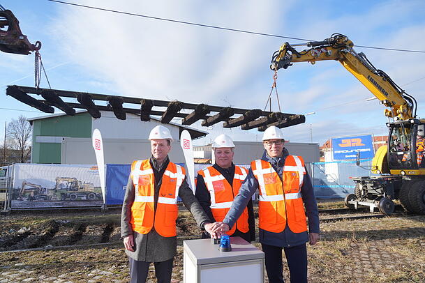DB-Bayern-Chef Klaus-Dieter Josel, Verkehrsminister Christian Bernreiter (CSU) und Stammstrecken-Chef Kai Kruschinski beim Baustart des neuen Autoreisezug-Bahnhof an der Thalkirchner Straße 81 im vergangenen Jahr.