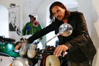 Ähnlich wie der Spiegel dieser MZ im Motorradmuseum von Schloss Wildeck wird das Kunstwerk von Michael Sailstorfer aussehen - nur um ein Vielfaches größer.