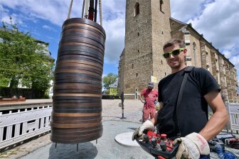 Exakt musste der Kranführer Robert Dehmel in Schneeberg den Münzstapel auf die vier Bohrungen des Fundaments setzen.