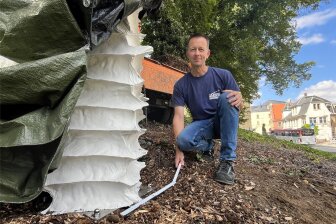 Der Purple Path kommt nach Hainichen. Vorher musste aber Kay Feldmann von der Firma Sonnenberg mit einen Metallrahmen die Skulptur „Endless Column“ von Stijn Ank mit dem Fundament verbinden.
