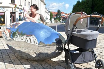 „Ich finde den Silberstein sehr interessant, eine sehr gute Ergänzung zu den Figuren am Silberpfad durch die Altstadt“, sagt Anne Schönfeld, hier mit Tochter Amalia auf dem Lomonossow-Platz.