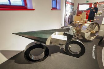 Im Textil- und Rennsportmuseum Hohenstein-Ernstthal sind jetzt im Rahmen des „Purple Path“-Projekts diese Kunstwerke zu sehen.
