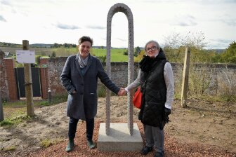 Die Bildhauerin Leunora Salihu (l.) mit Margitta Becke, die als Vertreterin der Hoheneckerinnen zur Einweihung gekommen war.