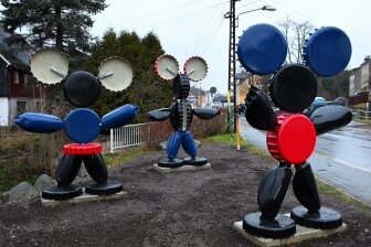 Die Skulptur „Heimat Ensemble II“ von Jan Kummer in Gersdorf.