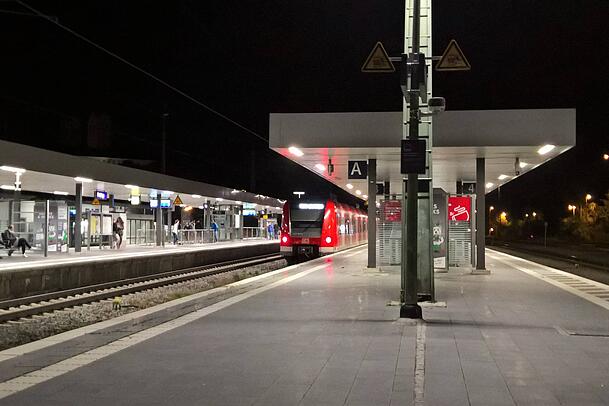 Polizeibeamte nahmen einen Tatverdächtigen noch am Bahnhof Freising fest. (Archivbild)