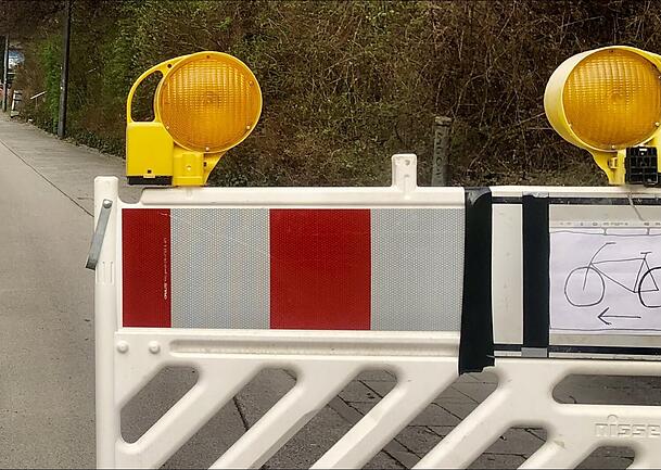 Ein selbstgemaltes Schild verweist die Radfahrer auf die Straße.