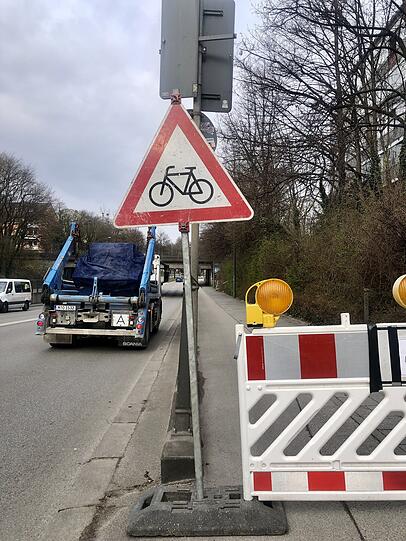 Da kann auch schon mal ein Laster direkt neben dem Radfahrer vorbeirauschen – die Situation an der Baumgartnerstraße ist gefährlich.