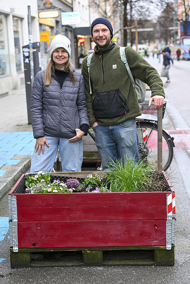 Anja Voss und Jacob Thomas von der Bürgerinitiative Haidhausen für Alle an einem der frisch bepflanzten Beete in der Weißenburger Straße.