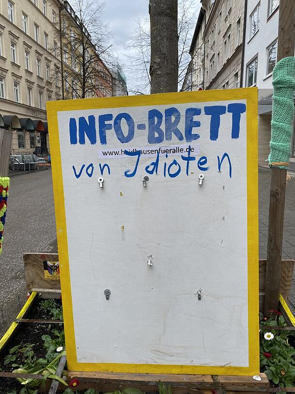 Aushänge abgerissen, Info-Brett mit Beleidigungen beschmiert. So sah es Montagmorgen aus.