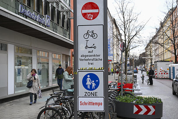 An beiden Seiten der Fußgängerzone steht es deutlic: Radfahrer müssen Schrittempo einhalten.