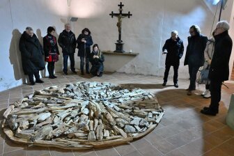 Der "Petrified Wood Circle" von Richard Long wird das ganze Kulturhauptstadt-Jahr in der Taufkapelle des Freiberger Doms zu sehen sein.