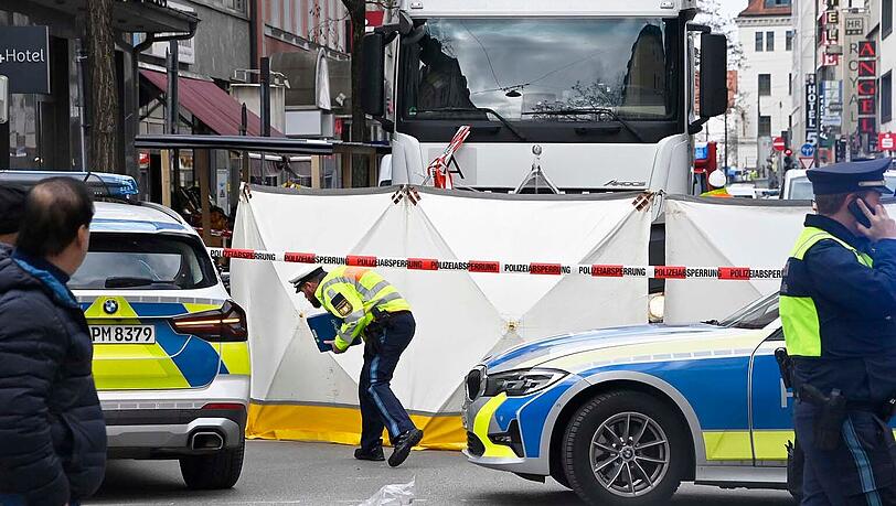 Toter bei Unfall: Lkw erfasst mitten in München Fußgänger (62)