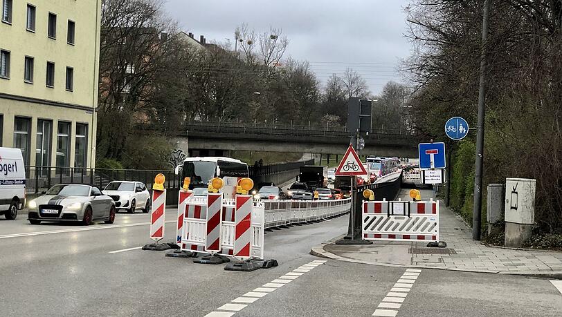 Nach der Anfrage der AZ beim Mobilitätsreferat und dem Gespräch mit dem BA-Vorsitzenden Michael Lutz ist ein Streifen der Fahrbahn gesperrt. Der Weg ist nun sicher für Radfahrer und Fußgänger.