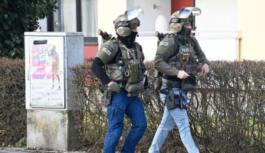 15 Streifenwagen rücken aus: Mann bedroht Frau mit Waffe im Landkreis München