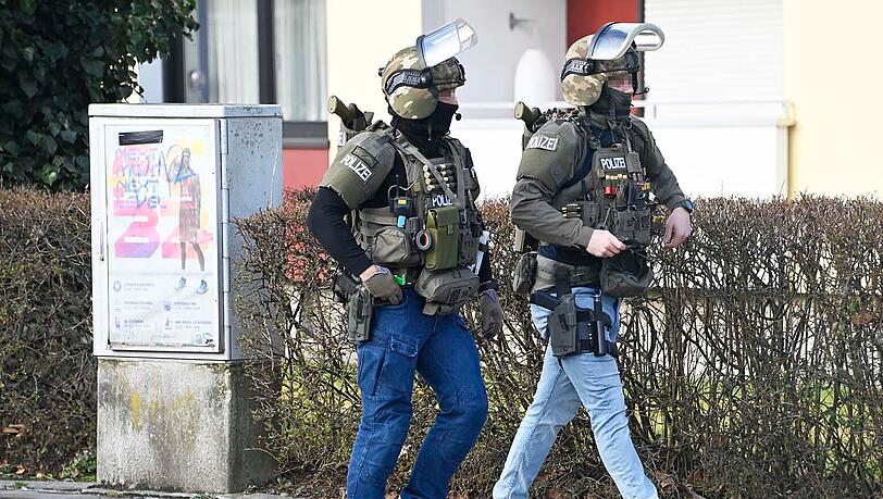 15 Streifenwagen rücken aus: Mann bedroht Frau mit Waffe im Landkreis München
