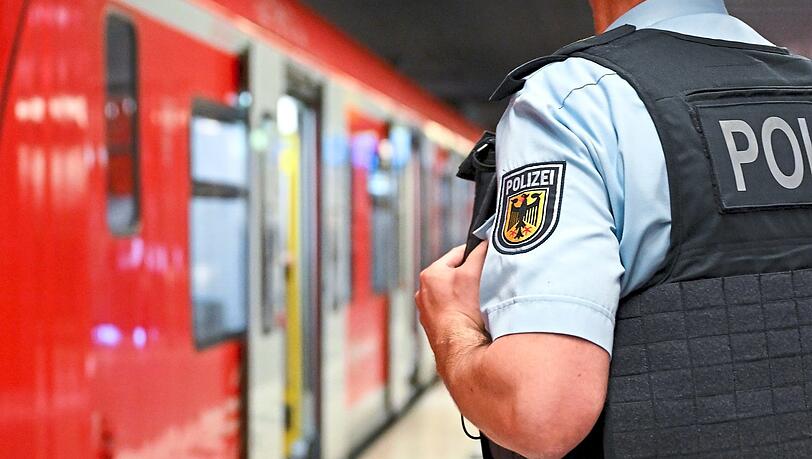 Verkehrsminister Bernreiter: Bahnhöfe oftmals "Orte, die man lieber meidet"