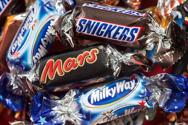 Verschiedene Schokoriegel von Mars, die auch den Schokoriegel Snickers herstellen. Wer auf US-Waren verzichten möchte, muss auch darauf verzichten.