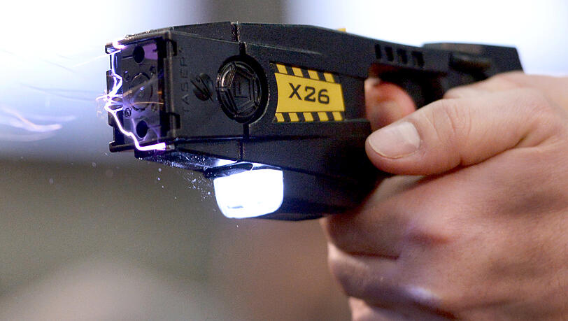 Mit solchen Elektroschockern üben Polizeianwärter  auf der Landespolizeischule in Bayern.