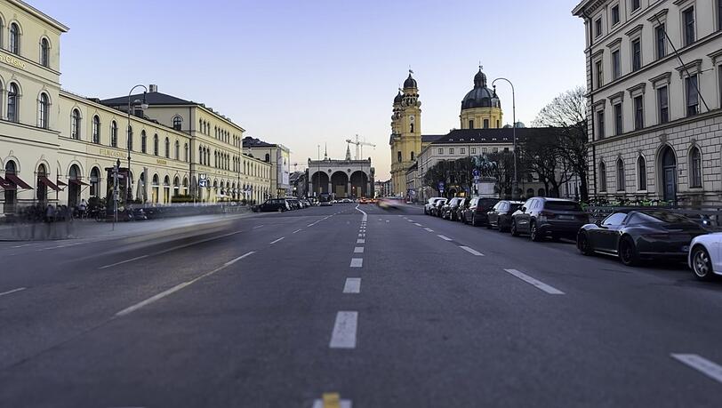 Vier Autospuren sollen weg: Was die Grünen am Odeonsplatz in München vorhaben
