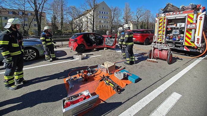 Mithilfe von hydraulischem Gerät befreiten die Feuerwehrleute die Frau aus dem Fahrzeug.