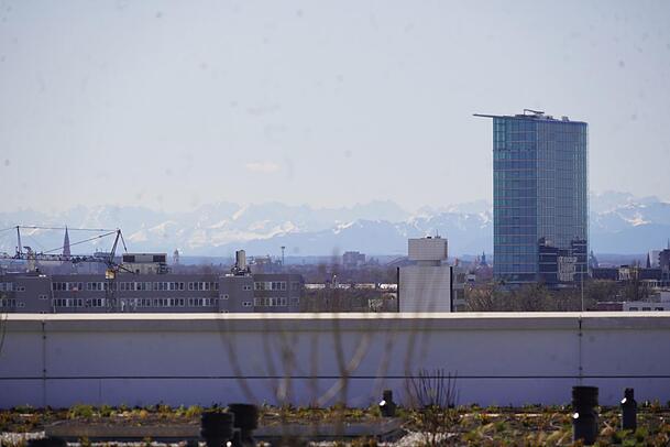 Von der Dachterrasse aus kann man bis zu den Alpen schauen.