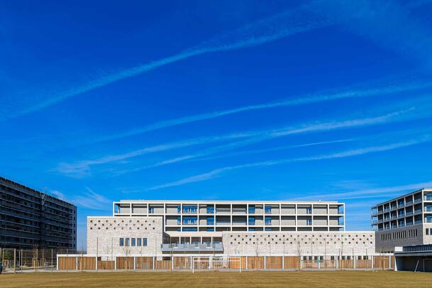 Auch mehrere Schulen werden in Neufreimann gebaut. Die Grundschule ist schon im Betrieb.