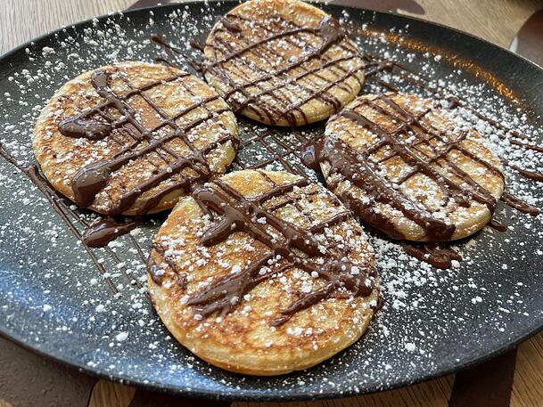 Für die, die es süßer mögen, gibt es auch Mini-Pfannkuchen mit Sauerkirschen oder Schokocreme.