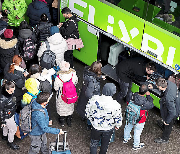 Passagiere vor einem Flixbus am ZOB in München.