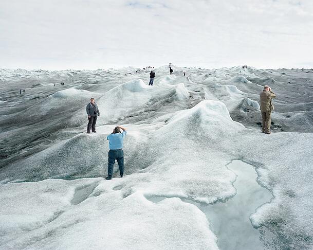 Olaf Otto Becker hat diese ziemlich bizarre Aufnahme aus seiner Serie "Above Zero" von 2008 mit dem neutral wirkenden Titel "Point 660, 2, 08/2008 67˚09'04"N, 50˚01'58"W, Höhe 360m" versehen.