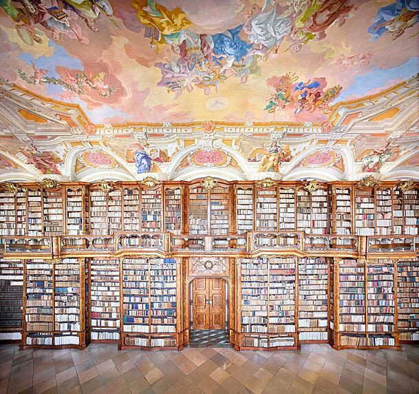 Wissensspeicher, auf dem die moderne Forschung basiert, und zugleich ein Hortus conclusus - die barocke Bibliothek im Augustiner Chorherrenstift Sankt Florian bei Linz, aufgenommen 2014 von Candida Höfer.