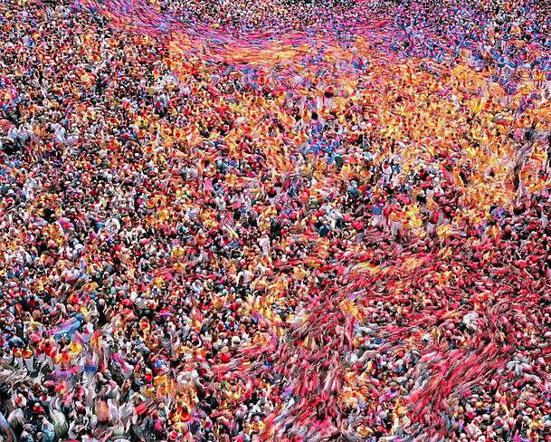 Es wuselt beim Aufeinandertreffen der Massen – aus Cyril Porchets Serie "Crowd" von 2014.