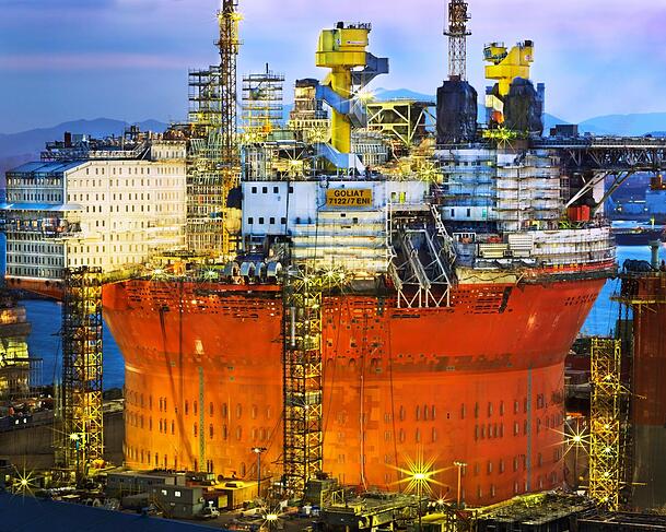Gigantomanie? 60 Stockwerke hoch ist die Ölplattform Goliat, die Jo Choon Man hier 2013 während ihres Baus fotografiert hat. 2015 ging die Ölbohrinsel auf eine 29.000 Kilometer lange Reise ins Nordpolarmeer vor Norwegen.