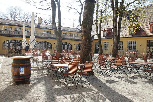 Das Gemäuer im Innenhof des Gutshof Menterschwaige wurde saniert. Hier befindet sich der Außenbereich des Restaurants.