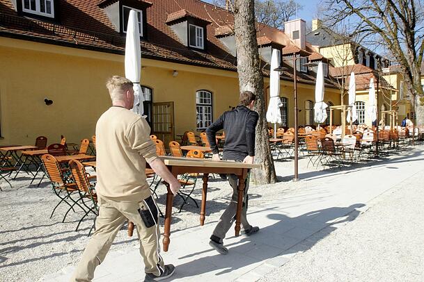 Die brandneuen Tische und Stühle für das Restaurant werden noch reingetragen – kommende Woche soll es eröffnen.