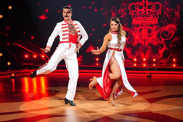 Valentin Lusin und Christine Neubauer gaben beim Paso Doble von Oliver Pocher und Christina Hänni (Staffel 12) alles.