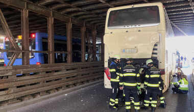 Haidhausen: Bus bleibt in Rosenheimer Straße in Unterführung stecken
