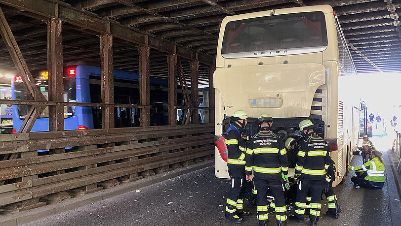 Haidhausen: Bus bleibt in Rosenheimer Straße in Unterführung stecken