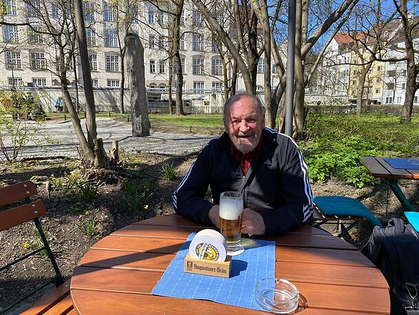 Karl Heckmaier (80) findet: "Man muss mit der Zeit gehen."