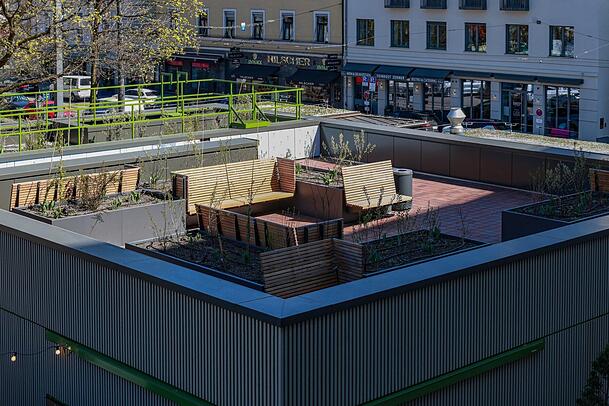 Schön wär's, wenn man hier oben schon sitzen könnte. Geht aber nicht, weil Brandschutzarbeiten noch nicht fertig sind, sagt die Stadt.