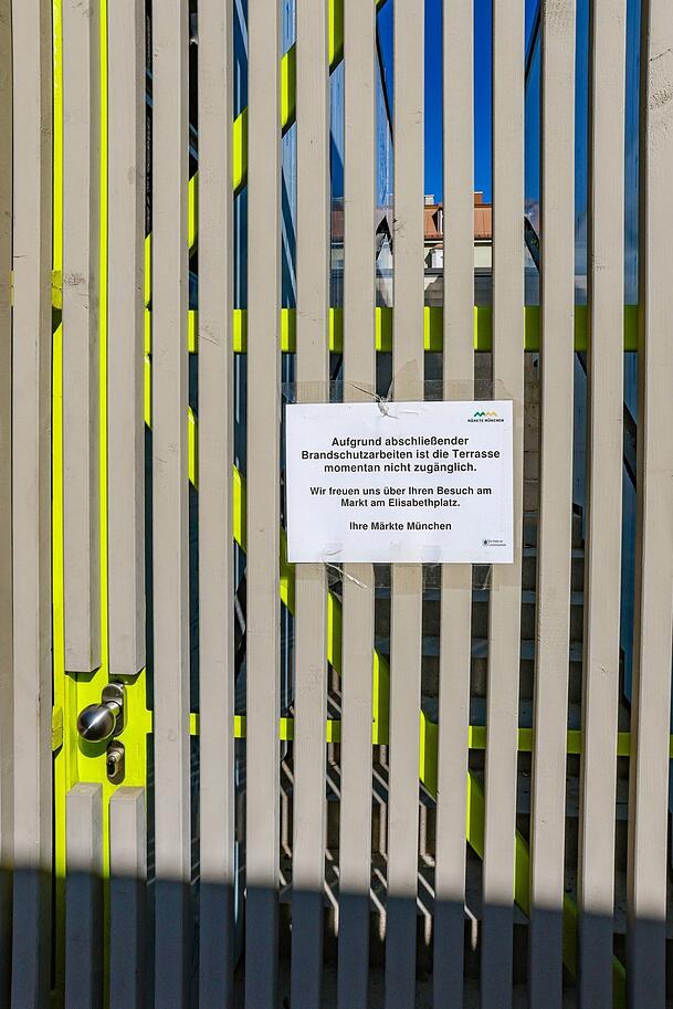 Leider sieben Monate nach der Markt-Eröffnung immer noch geschlossen: die Aufgänge zu den den beiden neuen Dachterrassen auf den Marktgebäuden.