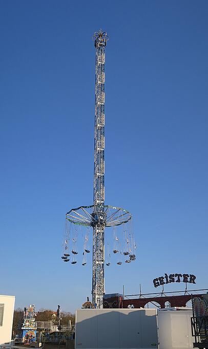 Der 90 Meter hohe Bayern Tower mit seinen 16 Gondeln.