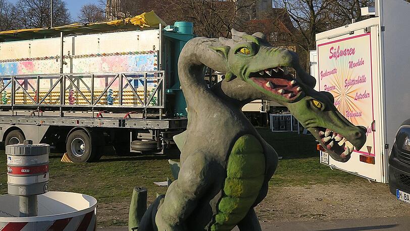 Der zweiköpfige Drache wartet auf seinen Einzug ins Geisterschloss.