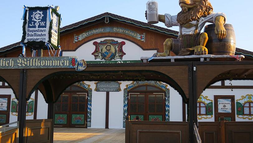 Die Festhalle Bayernland steht bereit. Der Löwe über dem Portal mag brauereimäßig täuschen, doch ausgeschenkt wird Augustiner-Bier.