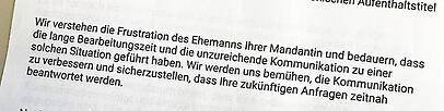So reagiert die Rechtsvertretung der SZE auf eine Beschwerde der Rechtsanwältin, dass die Bearbeitung des Aufenthaltstitels von Saowaluck Altendorf 14 Monate gedauert hat.