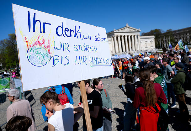 Wenige Hundert Menschen nehmen auf dem Königsplatz an einer Demonstration von Fridays for Future zum Klimastreik Anfang April teil.