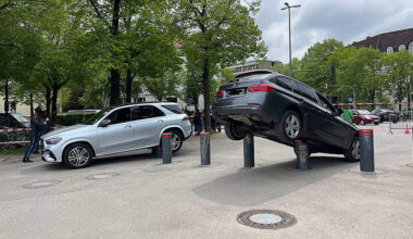 Poller-Panne an der Theresienwiese: BMW und Mercedes heben ungewollt ab