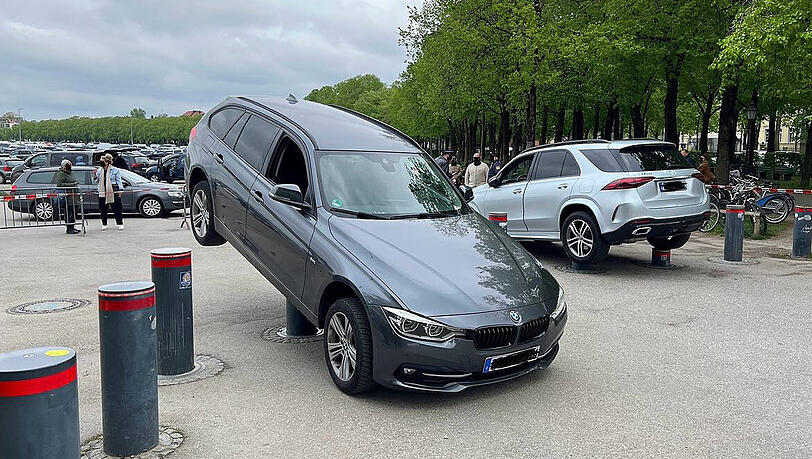 Die Fahrzeuge wollte gerade auf bzw. vom Parkbereich, als die Sicherheitspoller nach oben gefahren sind.