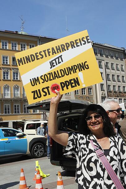 Taxlerin Samina demonstriert am Marienplatz.